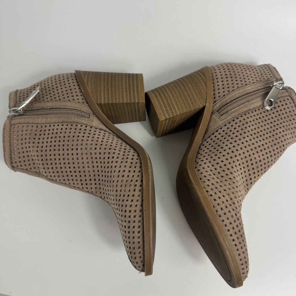 DV Dolce Vita Women's Perforated Taupe Ankle Booties Block Heel Size 6 - Picture 4 of 13